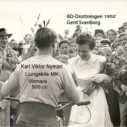 BD-Drottningen Gerd Svanborg gratulerar K-V Nyman Ljungskile MK