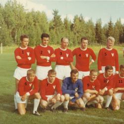 Vistträsk fotbollslag 9, troligen togs i början av 70-talet, i samband med en s.k. välgörenhetsmatch på Vistträsk-dagen