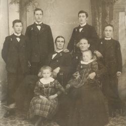 Skomakare Anton Söderberg med familj c:a 1902. Brände en känd tjärdal vid Kanis.