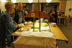 Catharina och Åke skär upp tårta