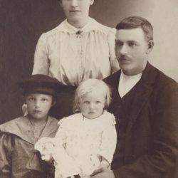 Familjen Oskar och Ingeborg Öberg.