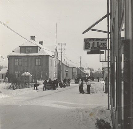 Slädparti på Storgatan någon gång på 1930 talet
