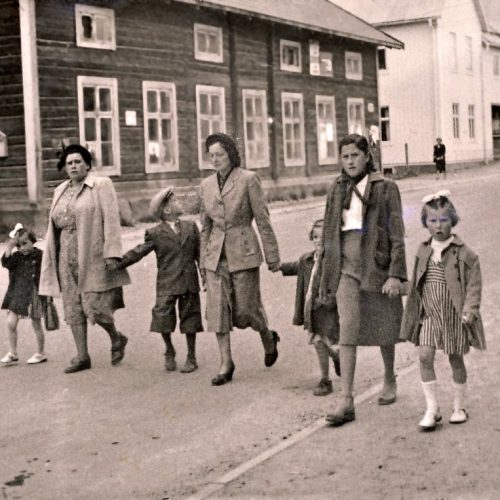 På väg till Barnendag i början av 1950 talet.