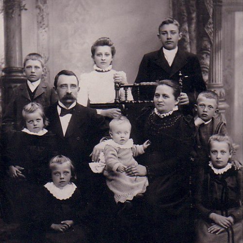 Skräddaren Carl Olsson med familj år 1903