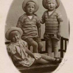 Känner du igen dessa tre barn?