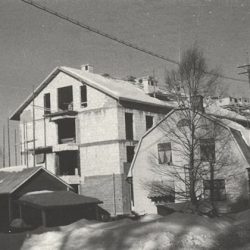 Konrads hyresfastighet under uppbyggnad 1955