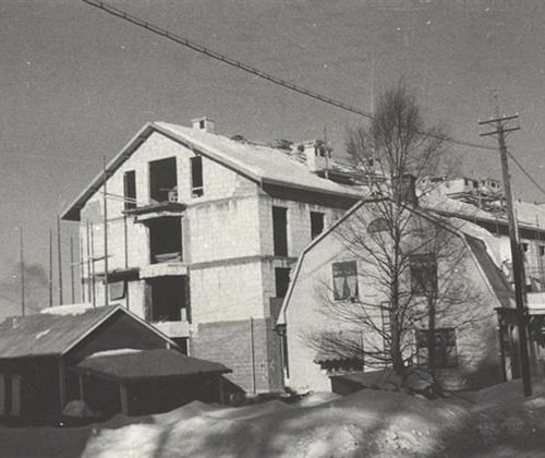 Konrads hyresfastighet under uppbyggnad 1955