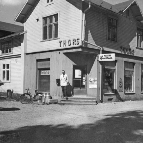Thor Selberg på trappan till sin affär
