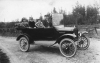 Handlanden Oscar Eriksson fotograferad i sin nya bil 1920 en Ford BD 495.