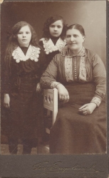 Övre Tväråsel år 1913 Från vänster: Agda, Olga och Maria Eriksson
