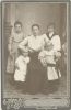 Hilda Maria Karlsson med sina med sina fyra barn.