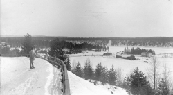 Utsikt från Lundgrensbacken i Vidsel mot kronojägarbostaden vid älven. Bilden troligen från ca 1920. Foto: A.R. Enberg
