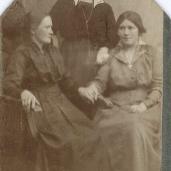 Beda Lindström, Anna Bergman samt Edith Johansson