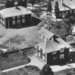 Flygfoto över skolan i Vistträsk på 1950 talet